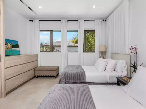 Experience Luxury Five Bedroom Retreat - Your Bohemian Escape in Nassau